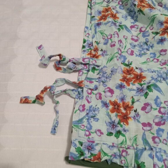 Chic floral cotton tank top apron with handmade cross ties at the back - Picture 3 of 5